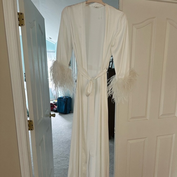 White silk bridal robe with feathers - Picture 2 of 2